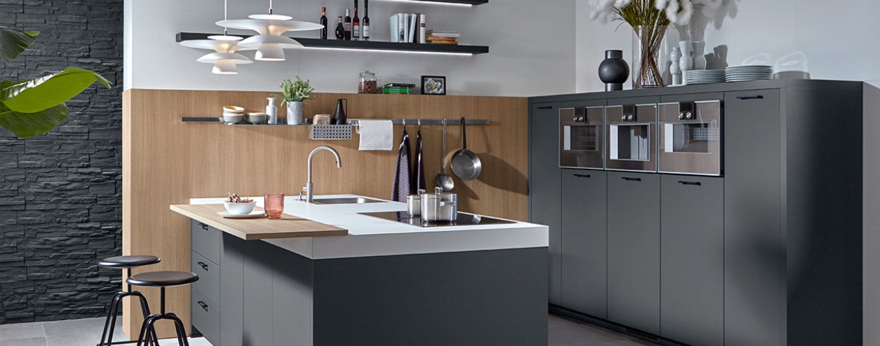 Moderne Küche mit Kochinsel, energieeffizienten Backöfen, Induktionskochfeld und stilvoller Dekoration für Osterbäckerei.